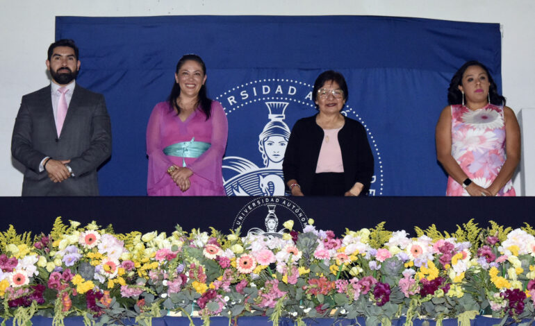 Rectora Lilia Cedillo preside graduación de alumnos de la preparatoria de Izúcar de Matamoros