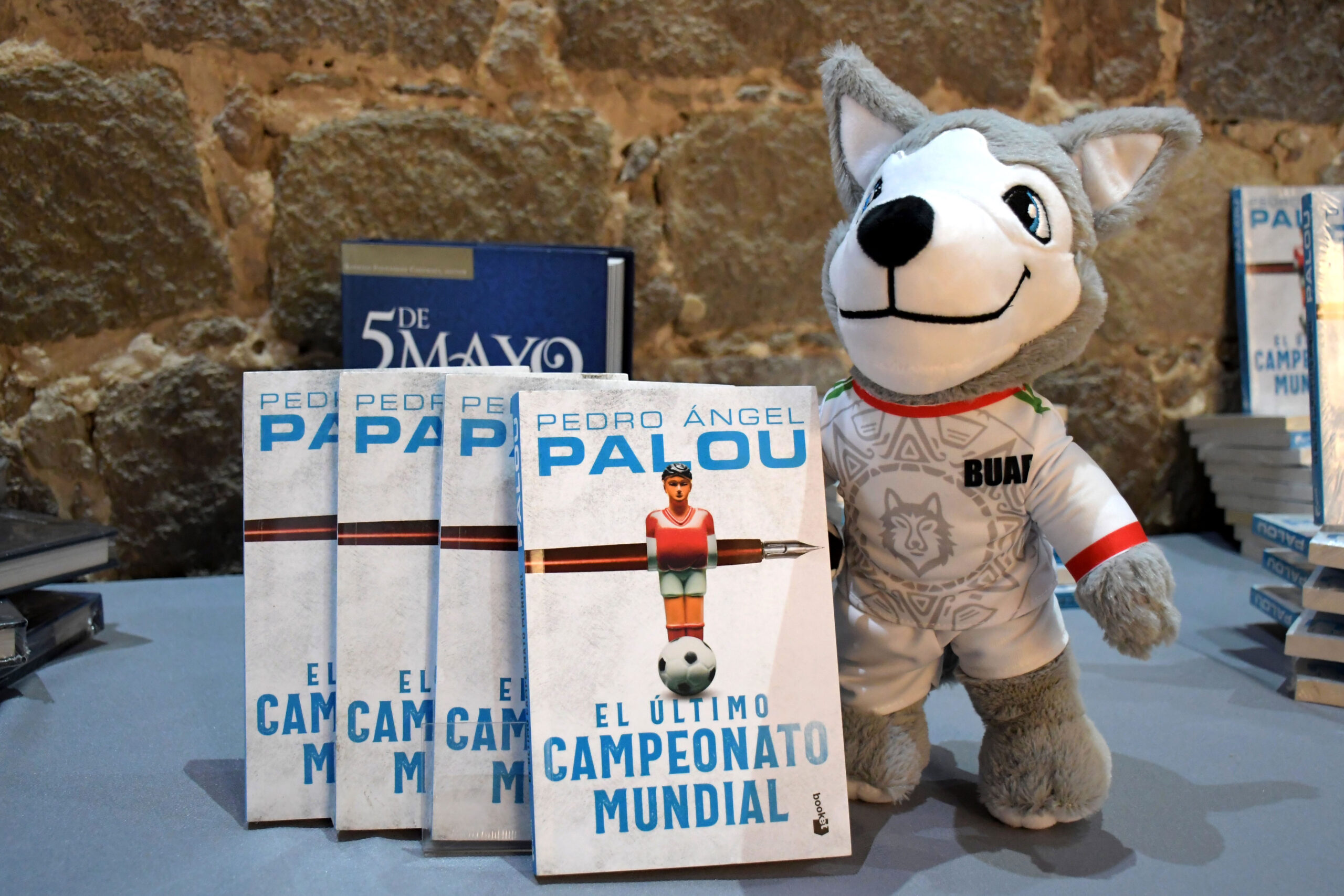 Presenta Pedro Ángel Palou su obra El último campeonato mundial en BUAP Librerías de Zacatlán