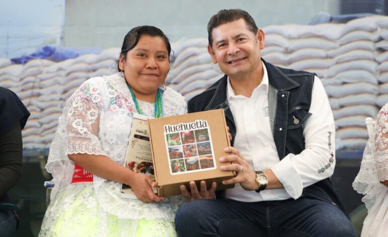Alejandro Armenta encabeza entrega de apoyos a productores y productoras en Zacapoaxtla