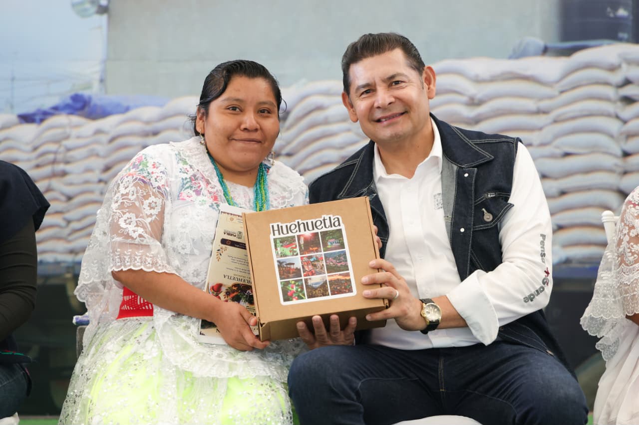 Alejandro Armenta encabeza entrega de apoyos a productores y productoras en Zacapoaxtla