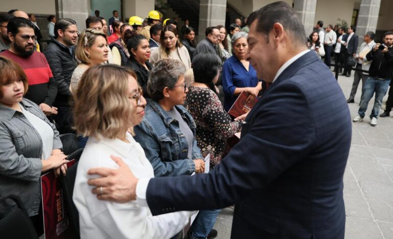 Alejandro Armenta entrega apoyos a comerciantes afectados por recientes lluvias en la ciudad de Puebla