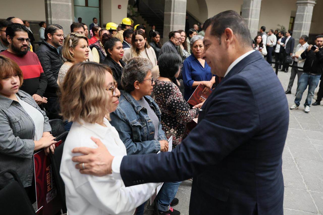 Alejandro Armenta entrega apoyos a comerciantes afectados por recientes lluvias en la ciudad de Puebla
