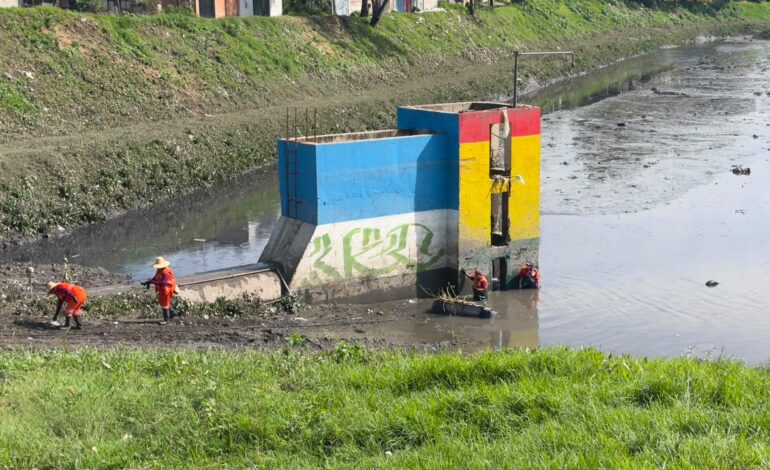 Ayuntamiento de Puebla mantiene labores de limpia en Puente Negro frente fuertes lluvias