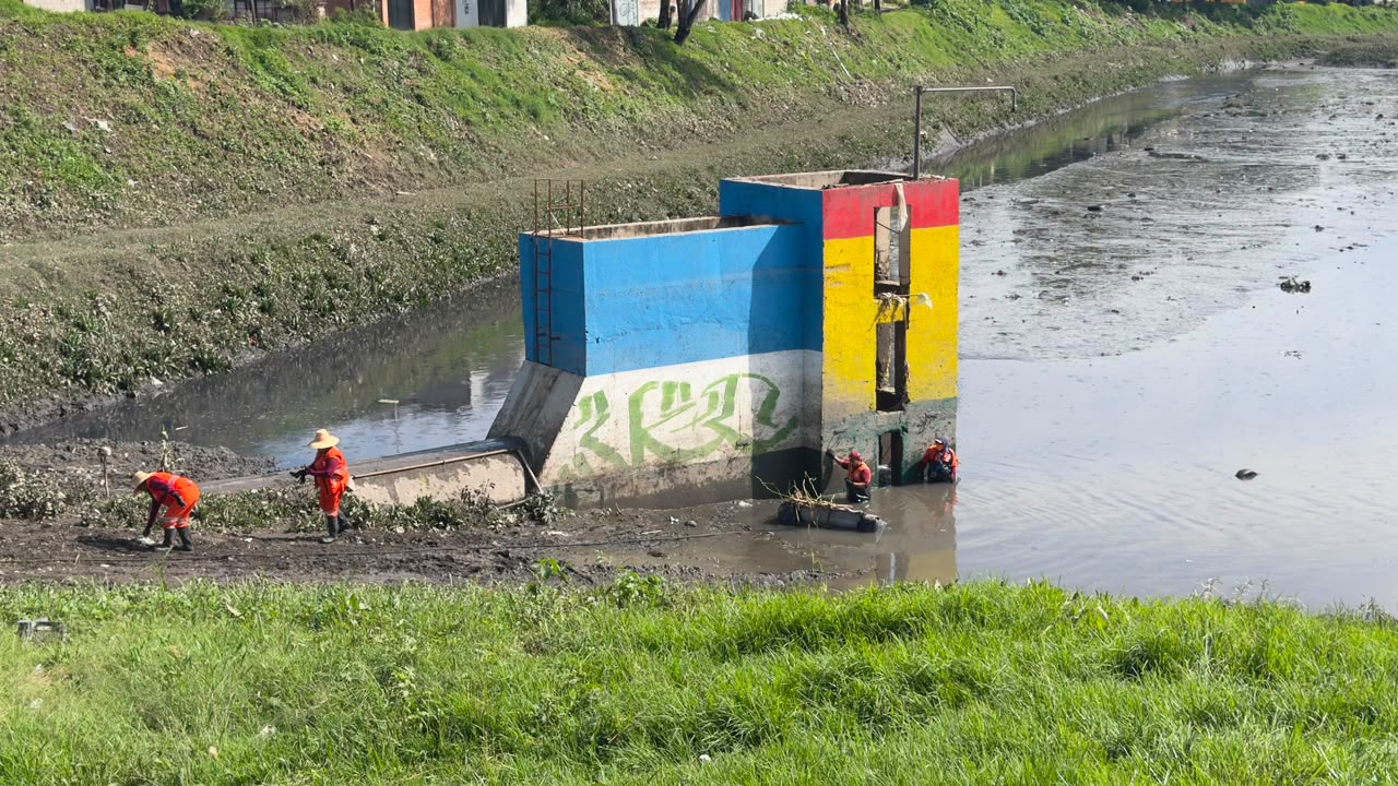 Ayuntamiento de Puebla mantiene labores de limpia en Puente Negro frente fuertes lluvias