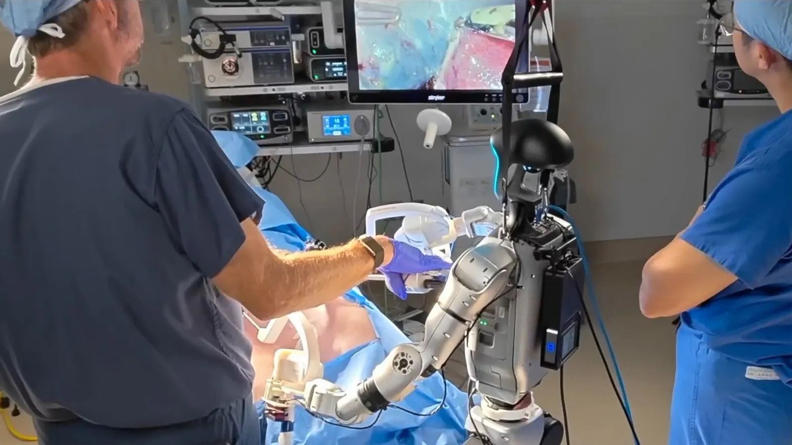 El ensayo de la cirugía realizada por un robot humanoide fue un éxito