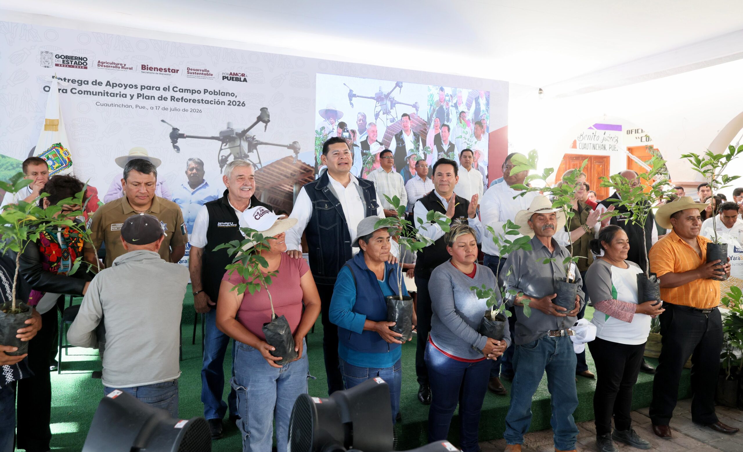Alejandro Armenta encabeza entrega de apoyos al campo, infraestructura y vivienda en Cuautinchán