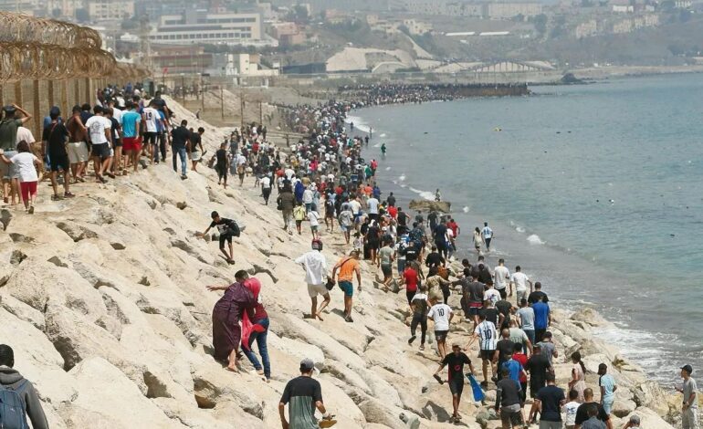 España blinda Ceuta ante una ola migratoria sin precedentes