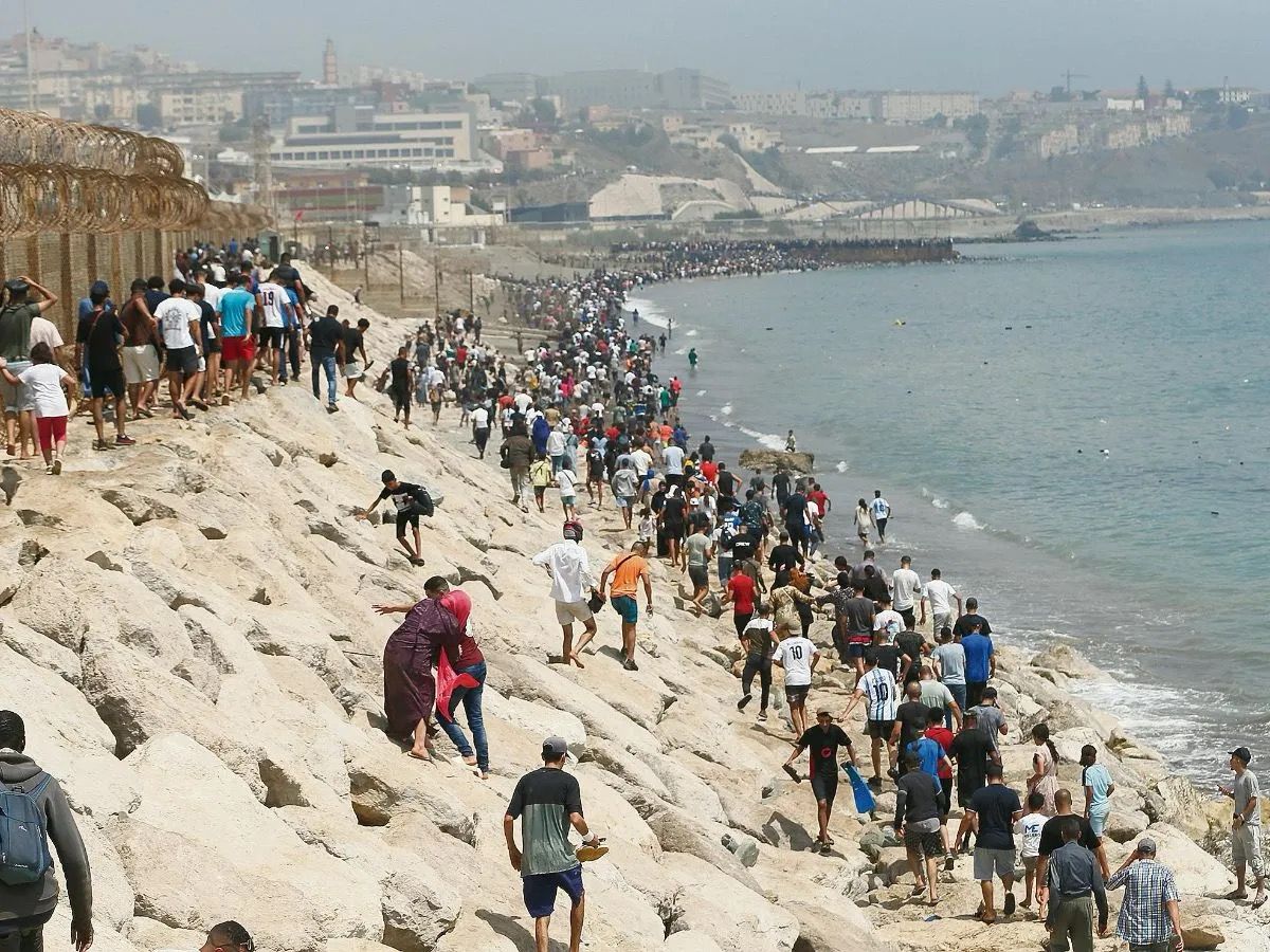 España blinda Ceuta ante una ola migratoria sin precedentes