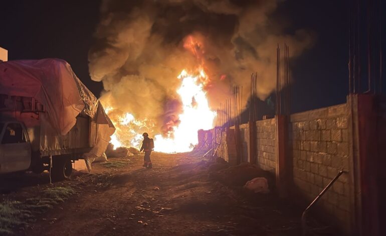 Protección Civil atiende incendio en bodega de material reciclable en Puebla