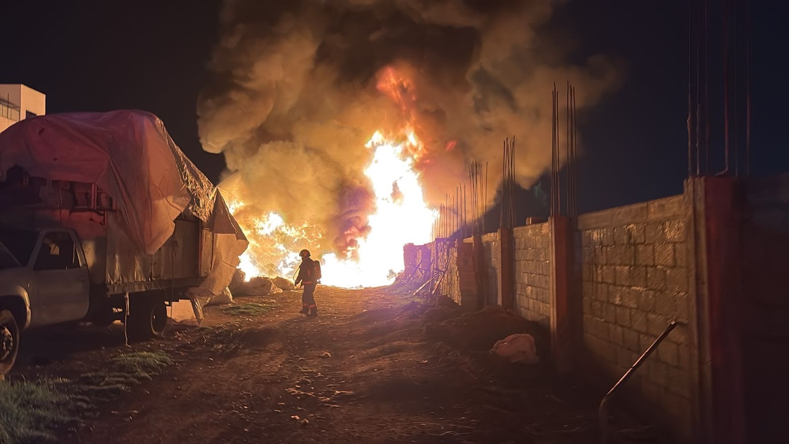 Protección Civil atiende incendio en bodega de material reciclable en Puebla