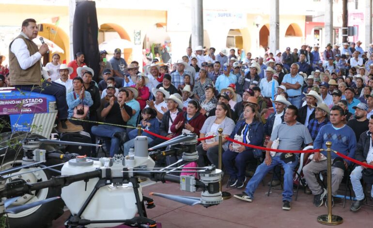 Ixtacamaxtitlán recibe apoyos estatales sin precedentes en maquinaria, fertilizantes y reforestación