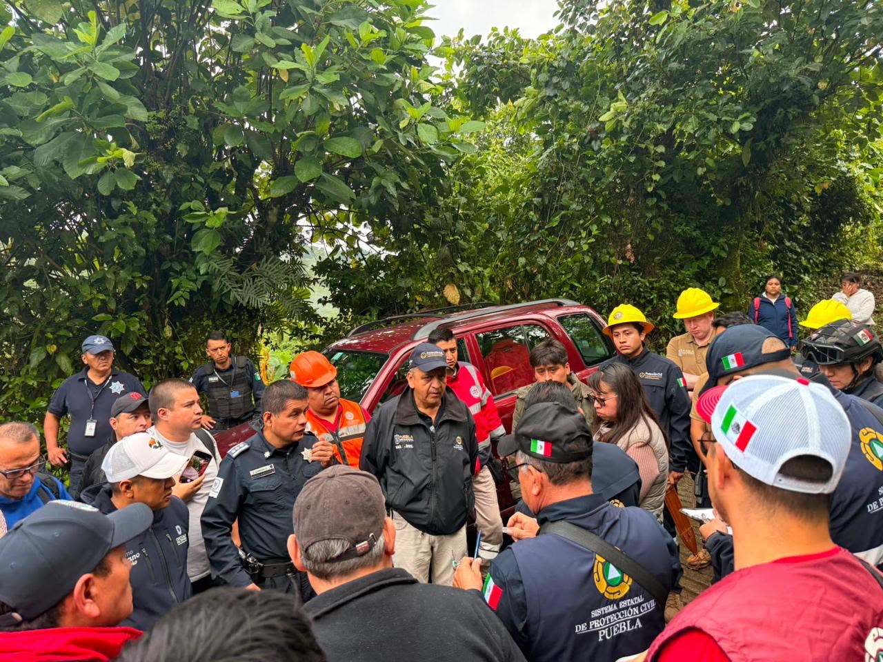 Refuerzan labores de rescate de familia atrapada en gruta de Cuetzalan