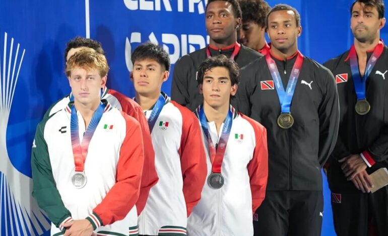 El nadador poblano Santiago Blanco sube al podio en los JCC 2026