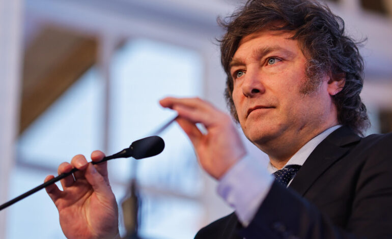 Javier Milei firma decreto para prohibir la entrada a extranjeros que «expresen odio» contra Argentina