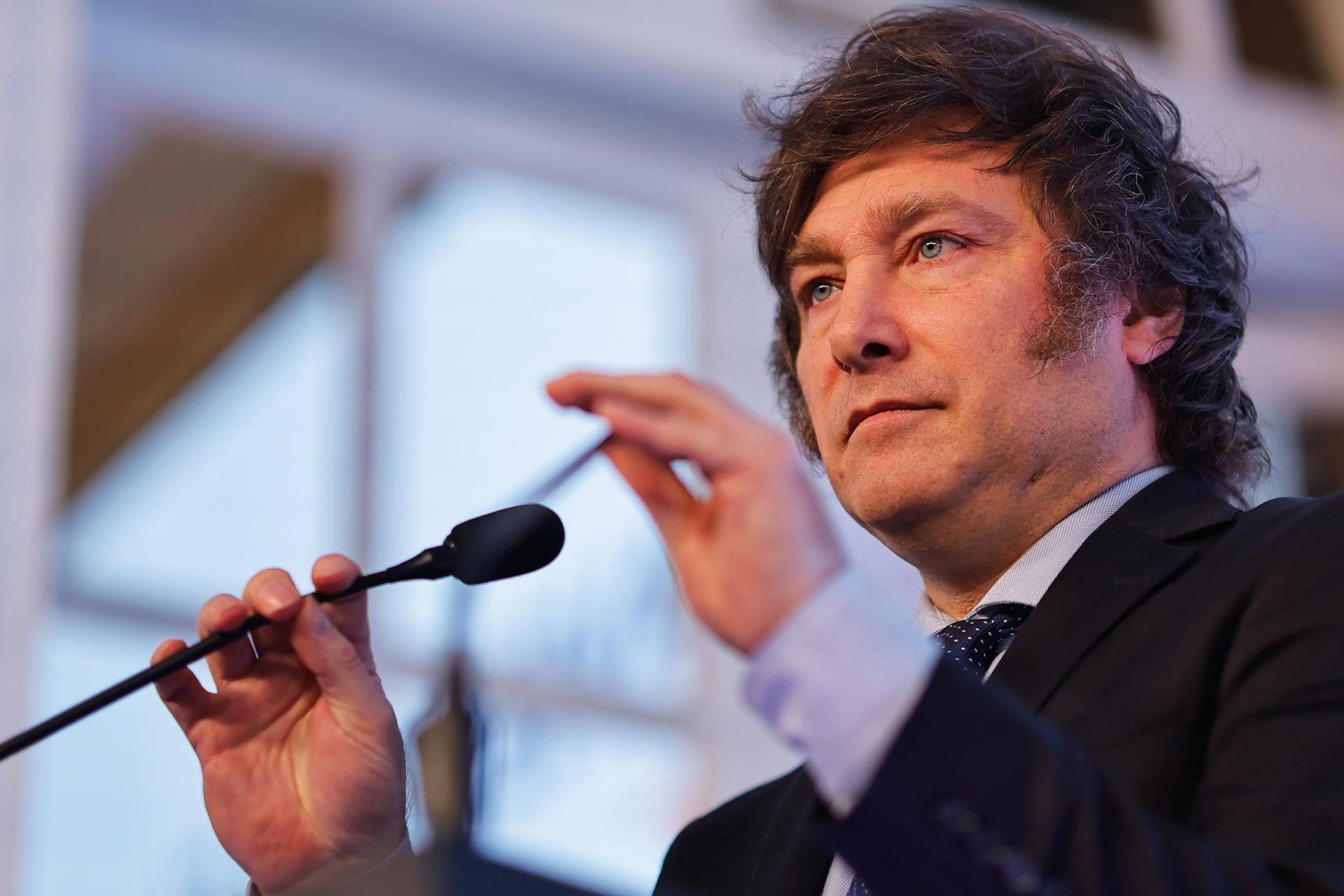 Javier Milei firma decreto para prohibir la entrada a extranjeros que «expresen odio» contra Argentina