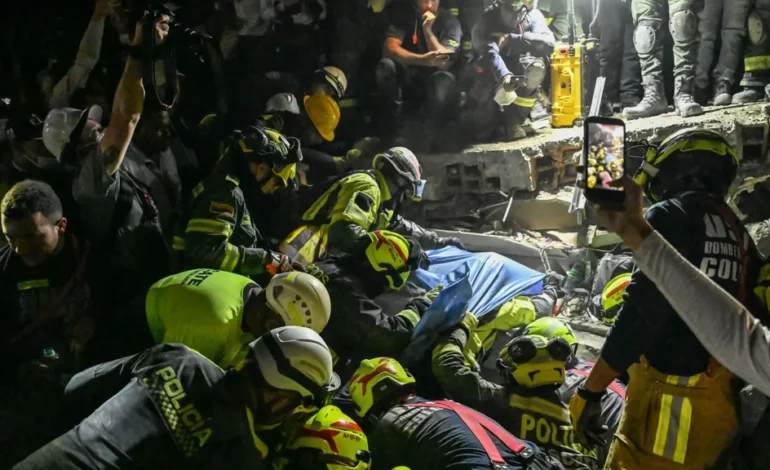 Rescatan a una mujer tras 36 horas atrapada tras potente terremoto de 7.4 en Colombia