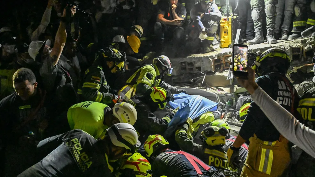 Rescatan a una mujer tras 36 horas atrapada tras potente terremoto de 7.4 en Colombia