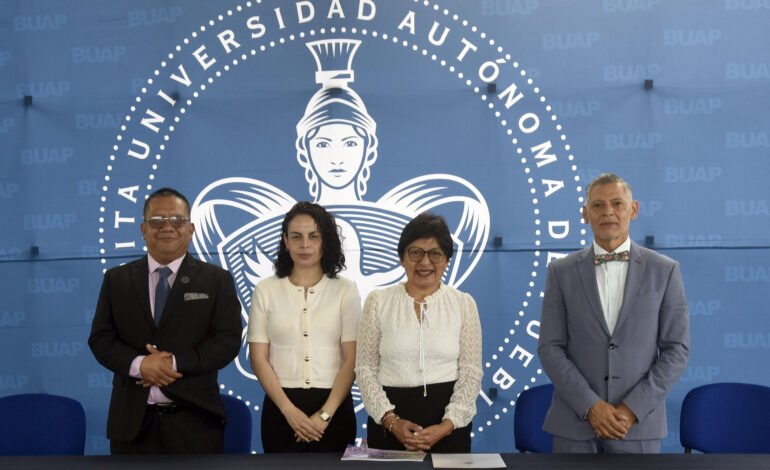 Rinde informe de labores Directora del Bachillerato 5 de Mayo ante la Rectora de la BUAP