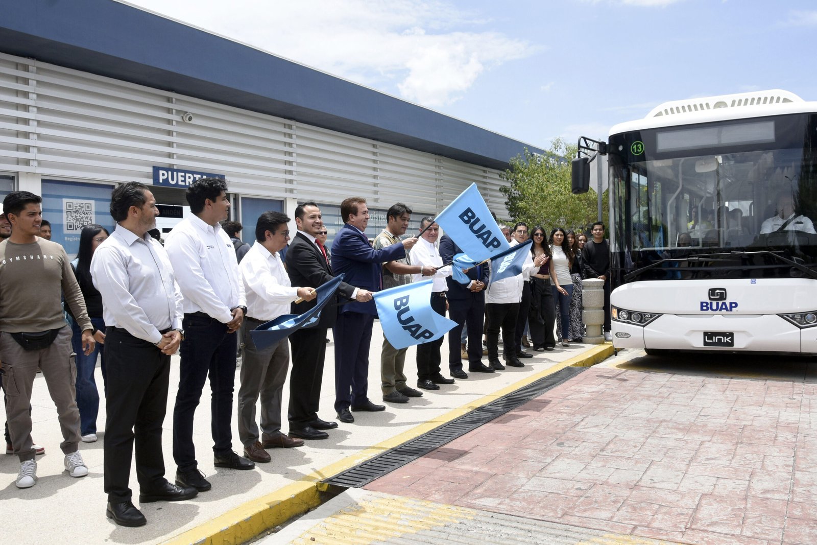 BUAP estrena autobús 100% eléctrico y suma 31 nuevas unidades al STU