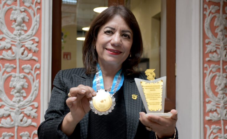 Recibe Doctorado Honoris Causa por la OIICE académica de FFyL-BUAP