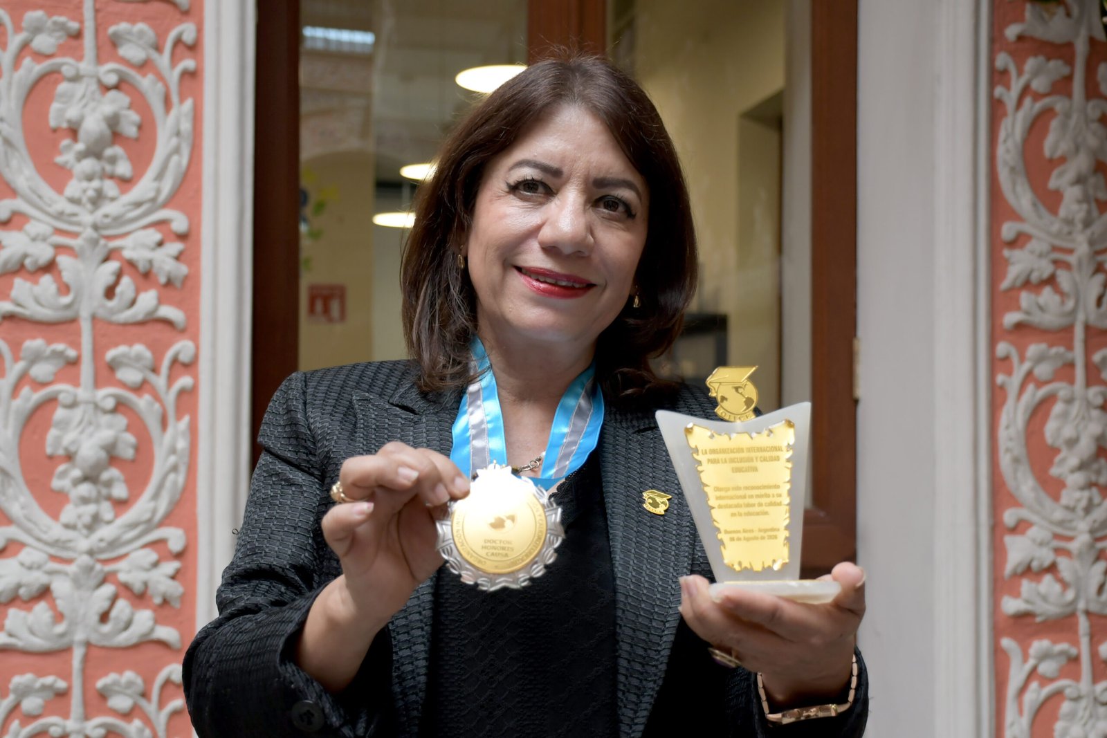 Recibe Doctorado Honoris Causa por la OIICE académica de FFyL-BUAP