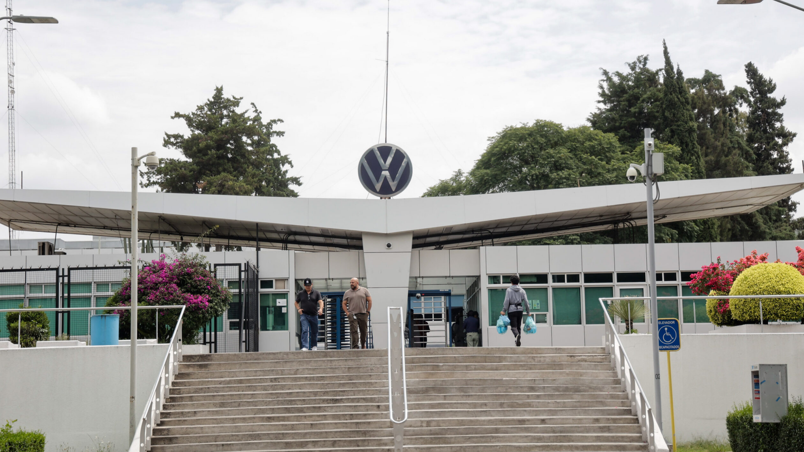 Gobierno de Puebla ofrece 4 mil vacantes ante posibles ajustes laborales en Volkswagen