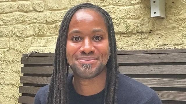 Profesor estrella de Cambridge renuncia en medio de una creciente polémica