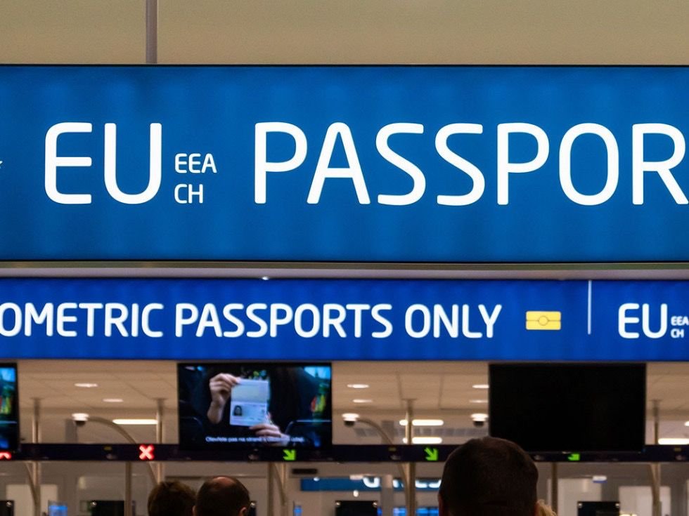 Nuevos controles migratorios provocan largas filas en aeropuertos de Europa