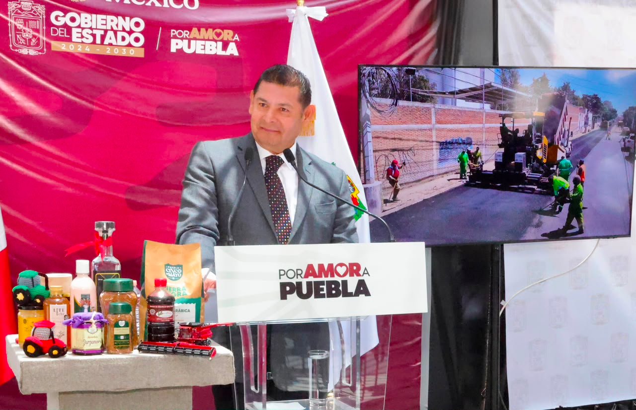 Gobierno de Puebla encabeza transformación histórica de caminos y vialidades con maquinaria propia