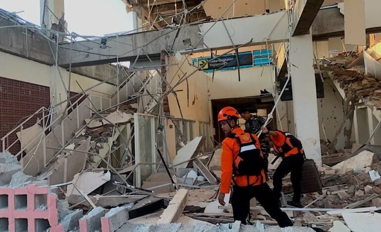 Terremoto de magnitud 7,7 deja alrededor de 40 fallecidos en isla de Indonesia