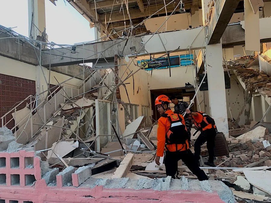 Terremoto de magnitud 7,7 deja alrededor de 40 fallecidos en isla de Indonesia