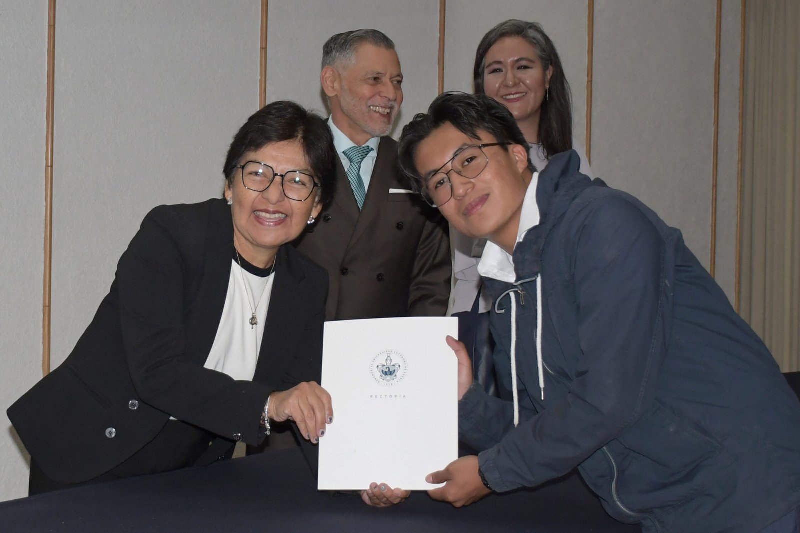 BUAP entrega certificados y diplomas internacionales a la generación 2023-2026 del Bachillerato 5 de Mayo