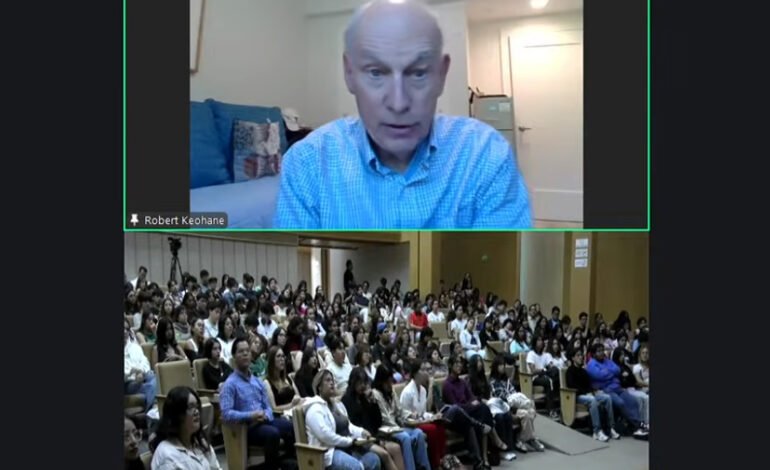 Dicta conferencia magistral el politólogo Robert Keohane a estudiantes de la BUAP
