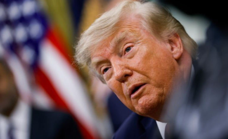 Medios de comunicación demandan a la administración Trump tras ser vetados de la Casa Blanca
