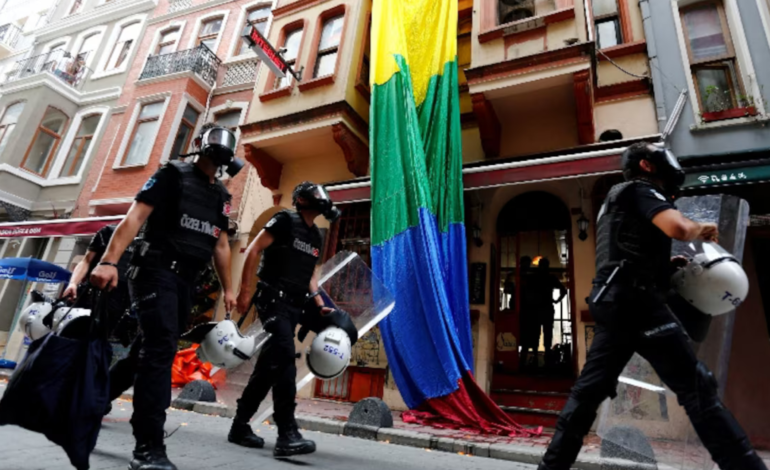 Turquía detiene a 47 personas tras redadas masivas contra organizaciones y activistas LGBTQ+