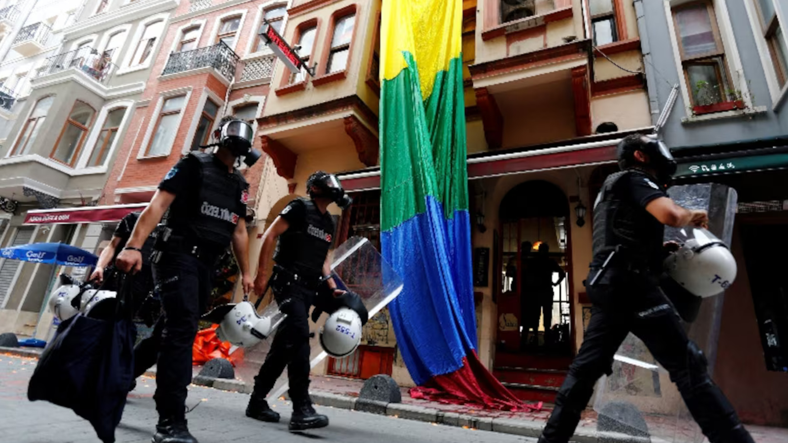 Turquía detiene a 47 personas tras redadas masivas contra organizaciones y activistas LGBTQ+
