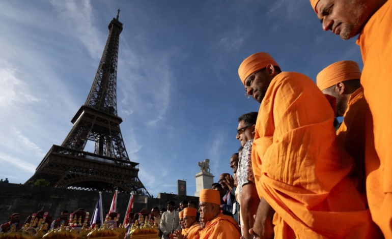 Dimite el director de la Torre Eiffel tras polémica exclusión de empleadas por una visita religiosa