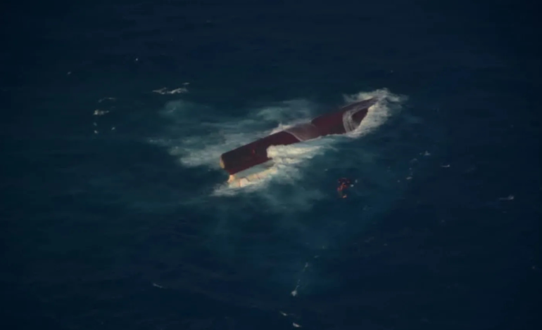 Al menos seis muertos y 130 desaparecidos tras el naufragio de un ferry en el mar de Java, Indonesia