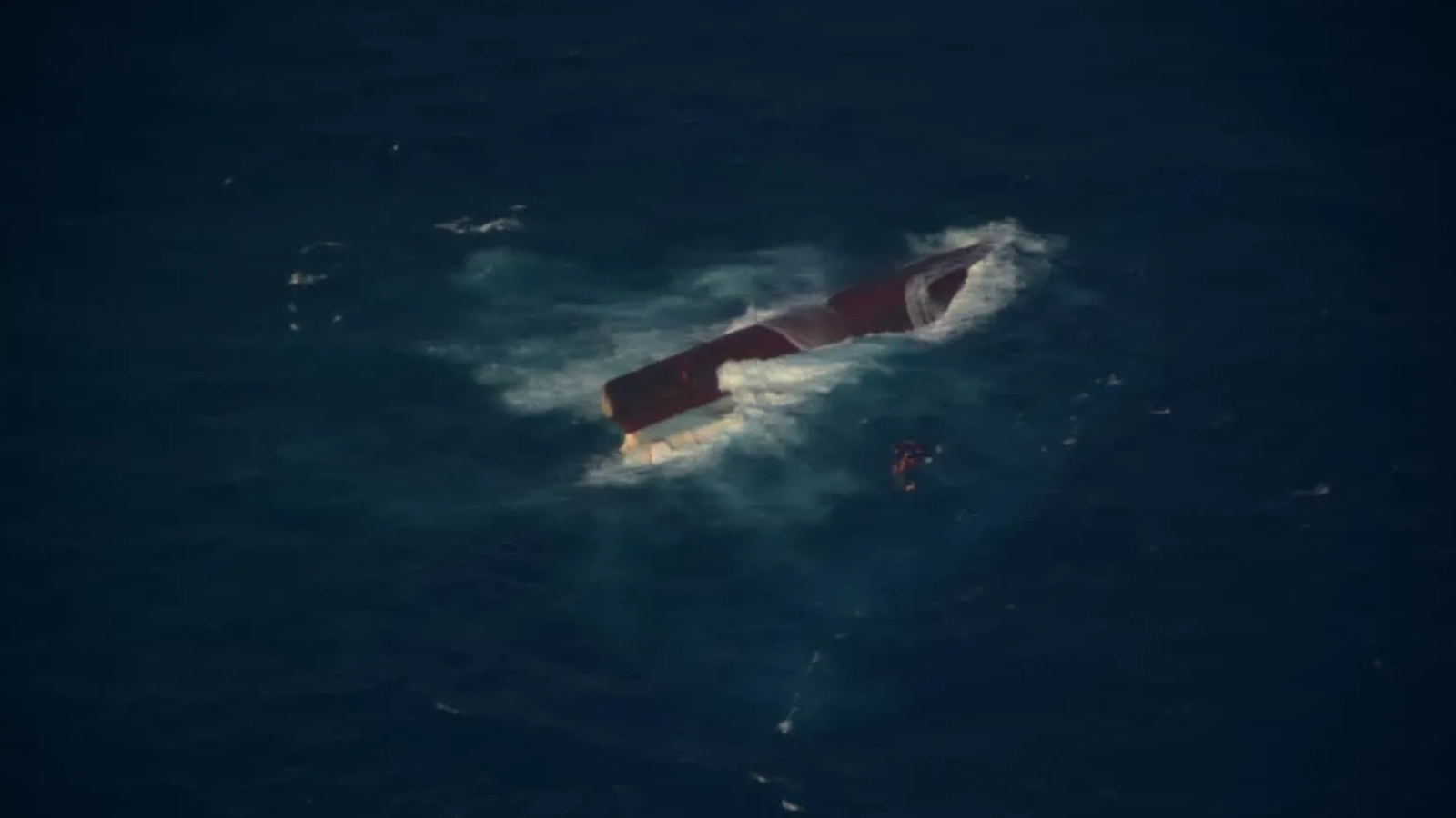 Al menos seis muertos y 130 desaparecidos tras el naufragio de un ferry en el mar de Java, Indonesia