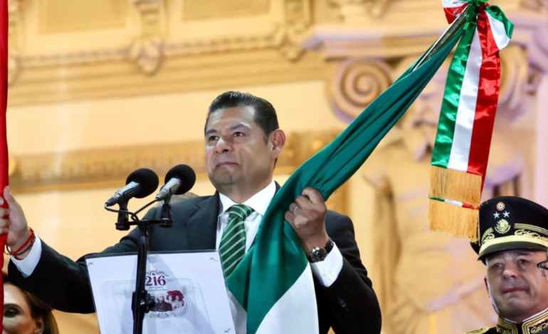 Gobernador Alejandro Armenta encabeza el Grito de Independencia en Puebla