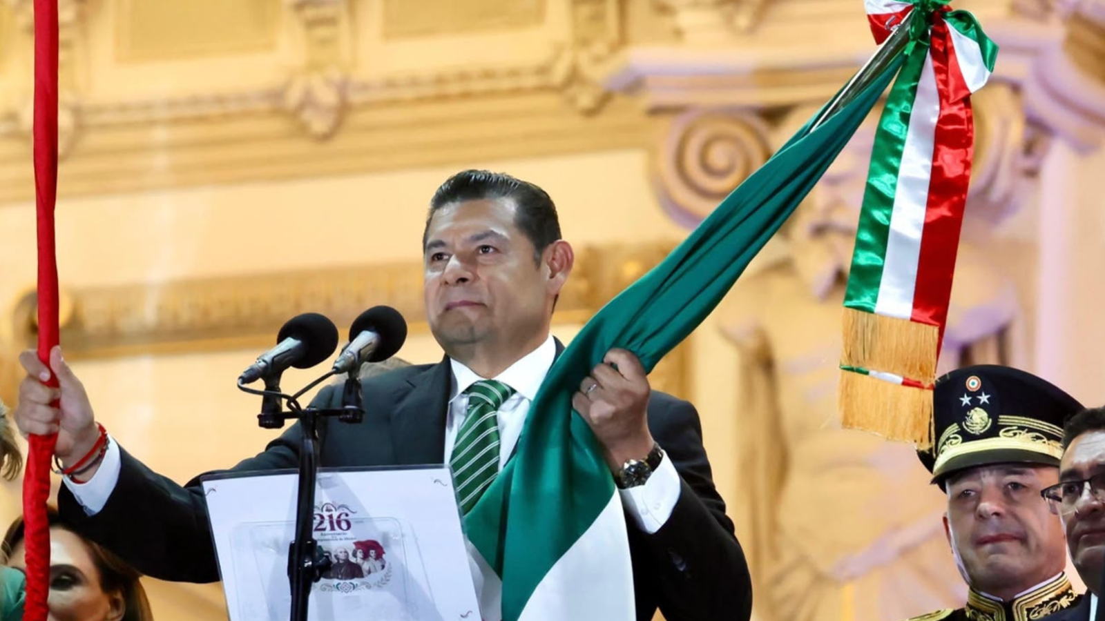 Gobernador Alejandro Armenta encabeza el Grito de Independencia en Puebla