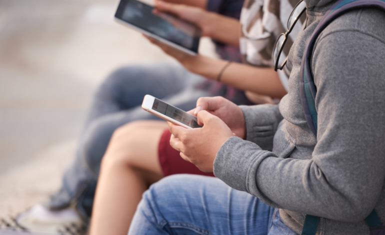 SEP prohibirá el uso de celulares en primarias y secundarias a partir del próximo mes