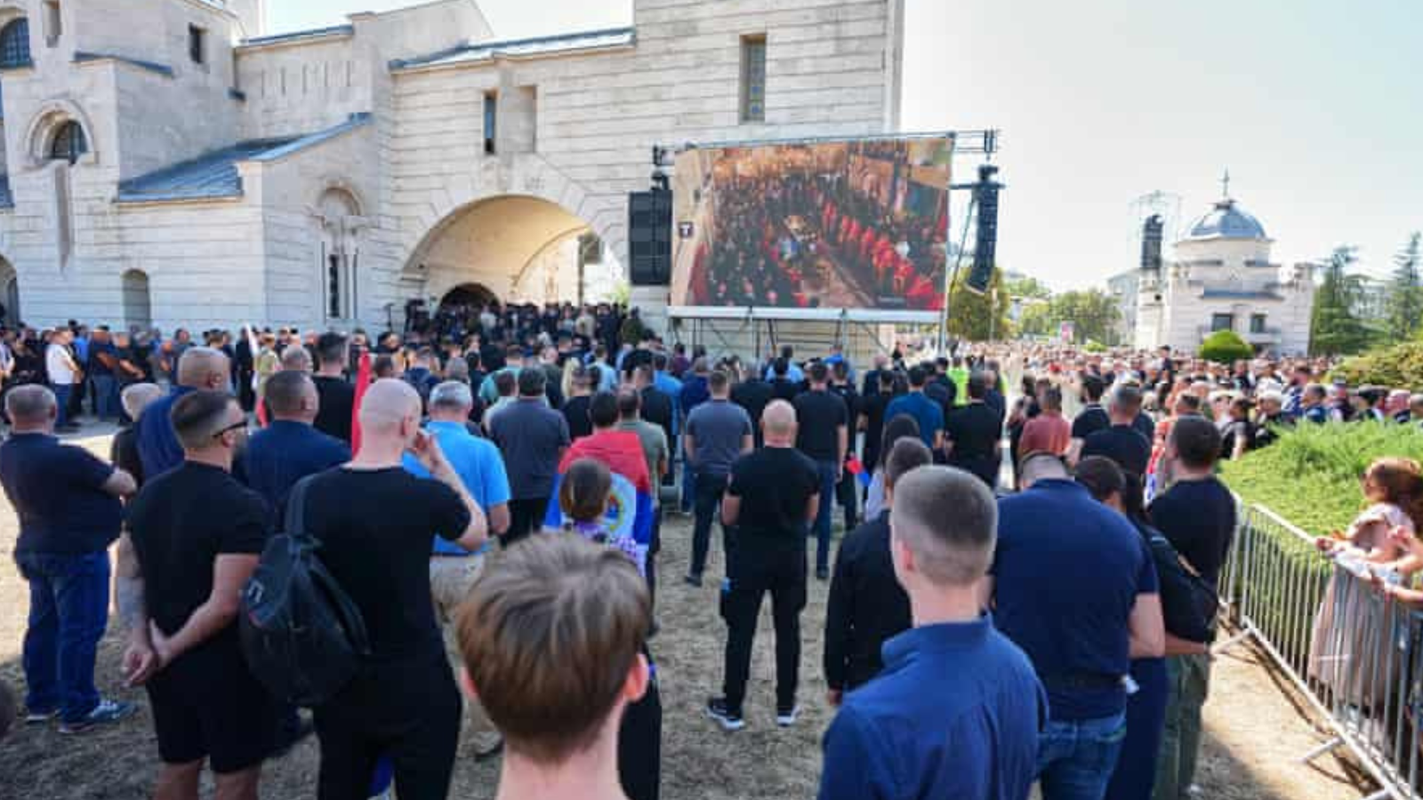 Miles de personas despiden en Serbia al criminal de guerra Ratko Mladić
