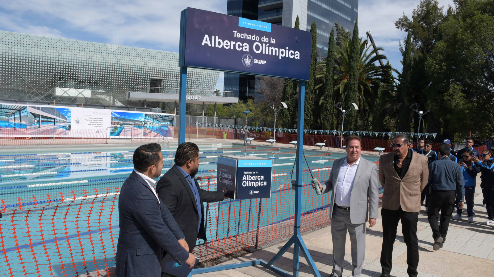 Colocan la primera piedra para la cubierta de la Alberca Olímpica de la BUAP