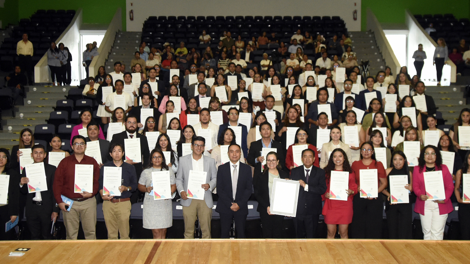 Entregan el Premio Ceneval al Desempeño de Excelencia EGEL a 115 egresados de la BUAP
