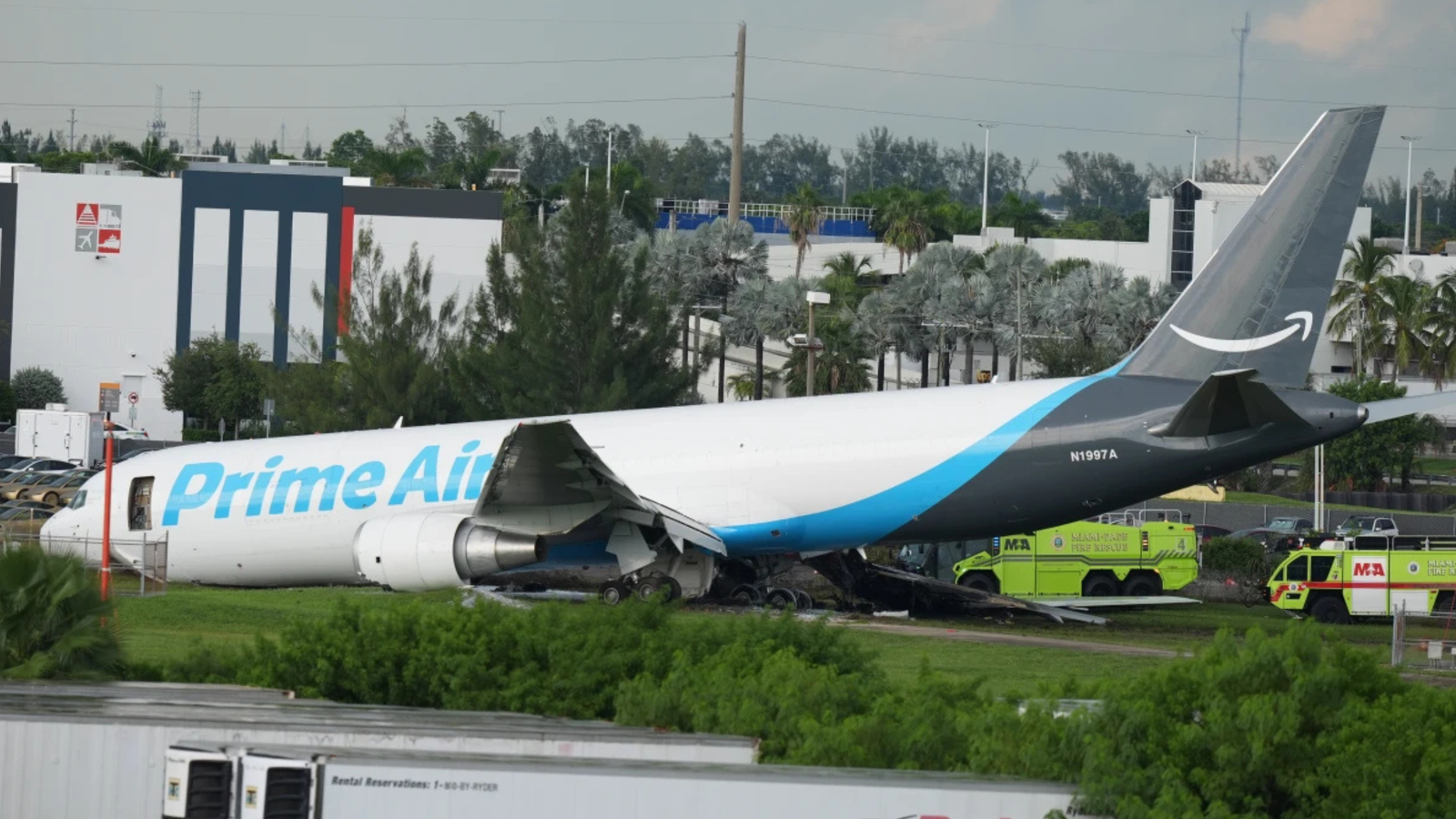 Cinco muertos tras el despiste e incendio de un avión de carga de Amazon