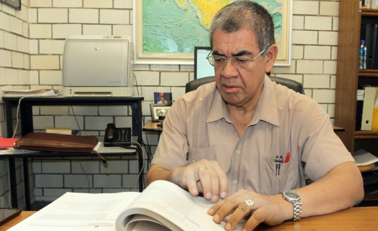 El investigador de la BUAP Alfonso Rosado Sánchez recibe la Medalla de la División de Partículas y Campos de la SMF