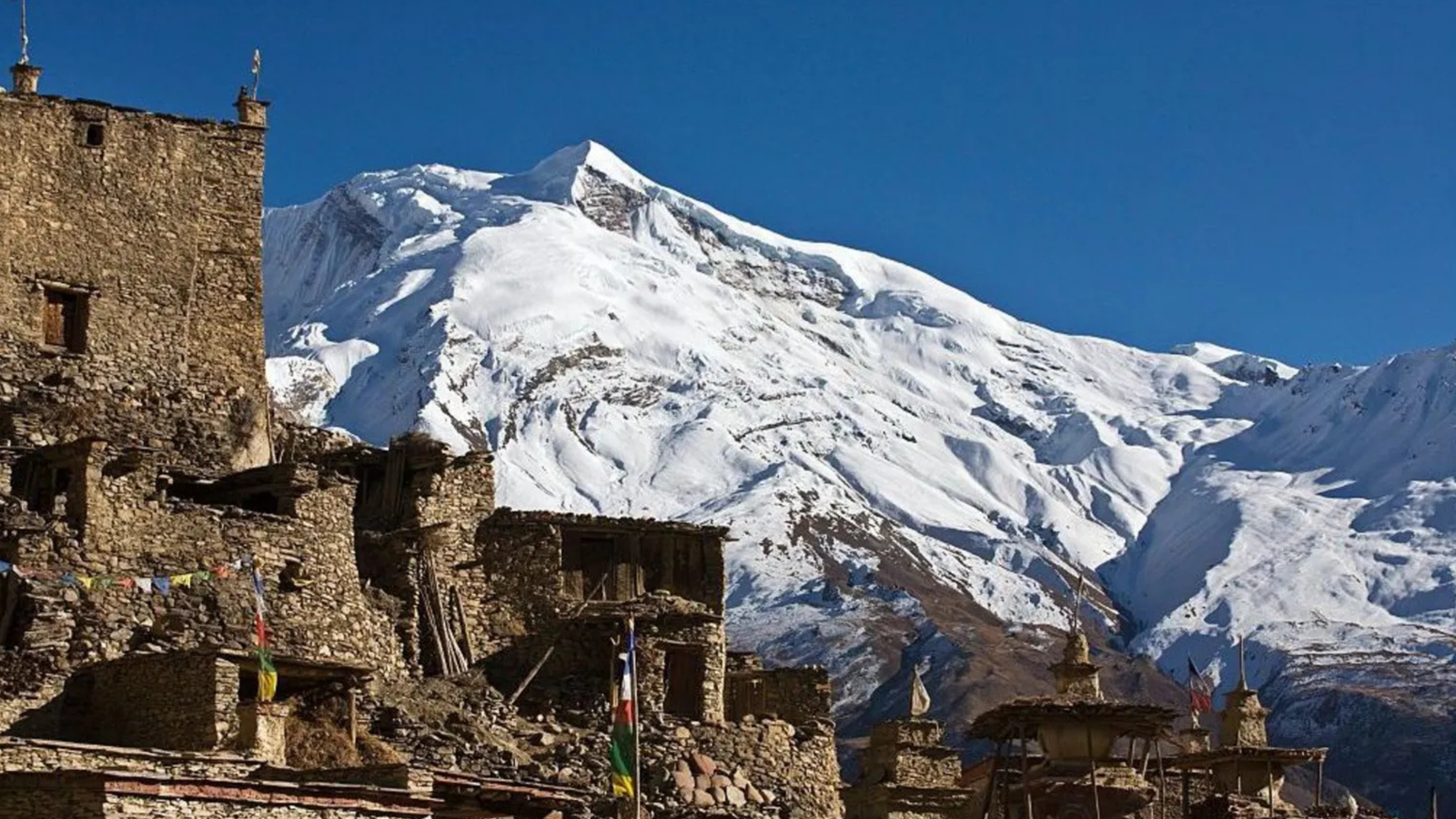 Avalancha en el Himalaya deja dos muertos y una docena de desaparecidos