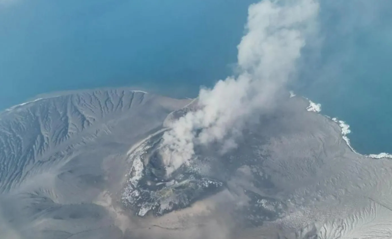 Erupción de un volcán en Indonesia obliga al cierre de ocho aeropuertos en Indonesia