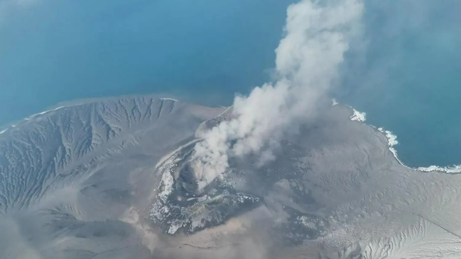 Erupción de un volcán en Indonesia obliga al cierre de ocho aeropuertos en Indonesia